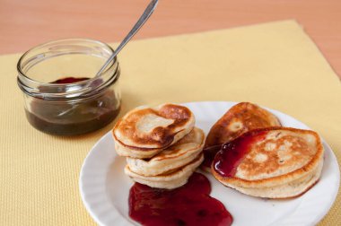 Kahvaltıda kiraz reçelli leziz krepler.