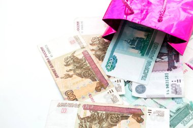Renkli paket ve bir sürü Rus banknotları.