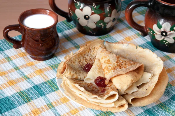 Bir kupa süt ve çilek reçelli krep.