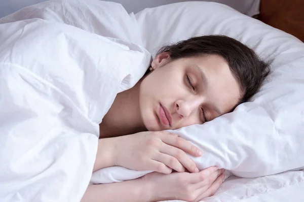Дівчина Брюнетка Спить Ліжку Білій Подушці — стокове фото