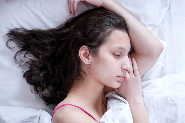 Gadis Berambut Cokelat Tidur Tempat Tidurnya Bantal Putih — Stok Foto