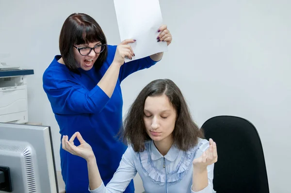 Ofiste meditasyon yapan bir kız, onu azarlayan bir patron kadın. Denge ve sükunet kavramı