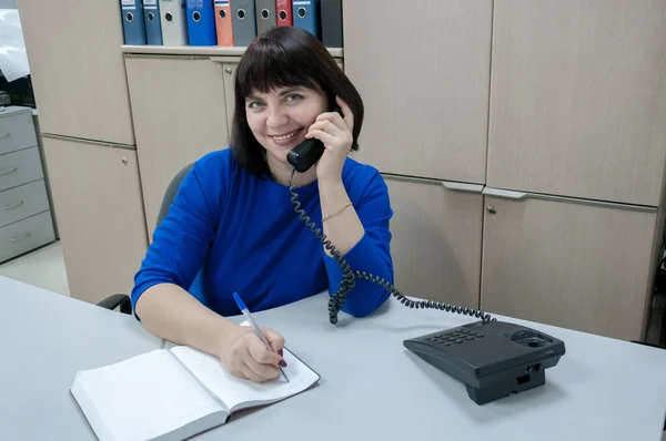 Женщина Синем Платье Разговаривает Телефону Клиентом Офисе — стоковое фото