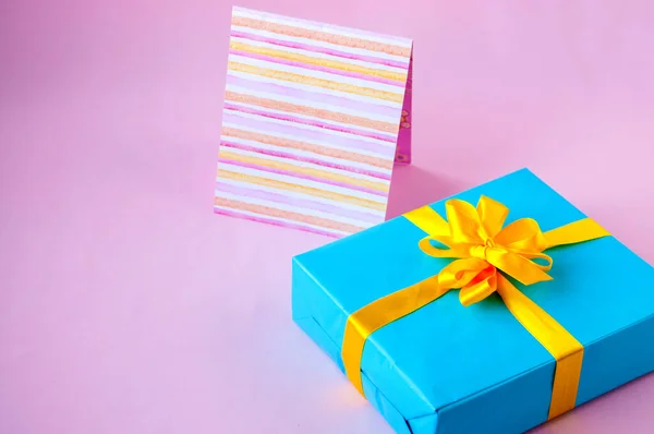 Gift Blue Box Yellow Bow Striped Card Pink Background — Stock Photo, Image
