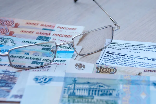 Ruské Peníze Brýle Stvrzenky Penzi Jsou Stole — Stock fotografie