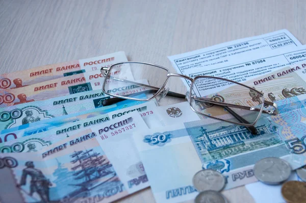 Ruské Peníze Brýle Stvrzenky Penzi Jsou Stole — Stock fotografie