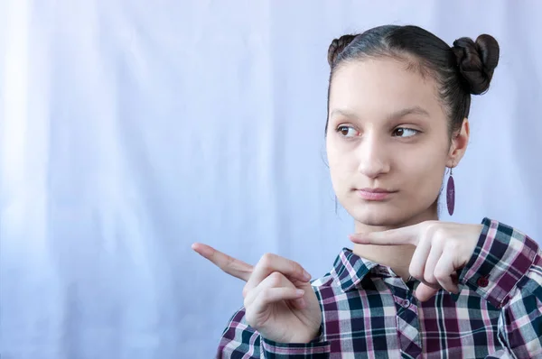 Девочка Подросток Клетчатой Рубашке Показывает Пальцами Влево — стоковое фото