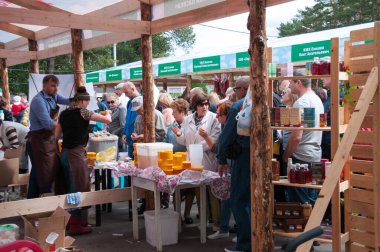Rusya, Khabarovsk, 8 Eylül 2018: Hasat festivali, bal satışı