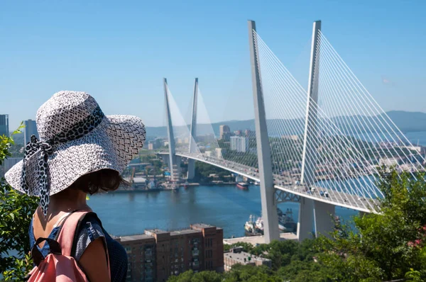Девушка Шляпе Смотрит Золотой Мост Владивостоке — стоковое фото