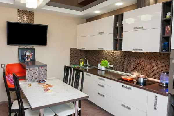 Mutfak ve oturma odası.