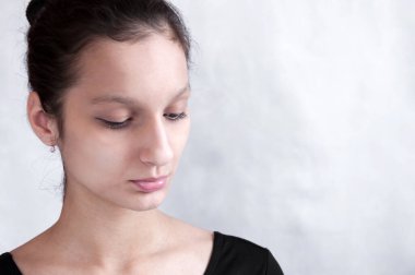 Esmer bir kız bir balerin portresi çiziyor.