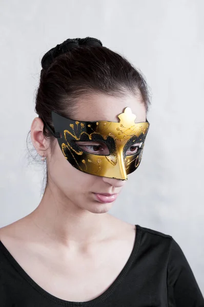 Mädchen Brünett Ein Theatralisch Maske Looks — Stockfoto