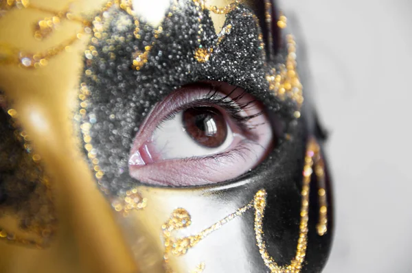 Schöne Braune Augen Einer Goldenen Theatermaske — Stockfoto