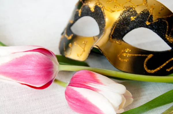 Rote Und Weiße Tulpen Goldene Maske Auf Weißem Leinenstoff — Stockfoto