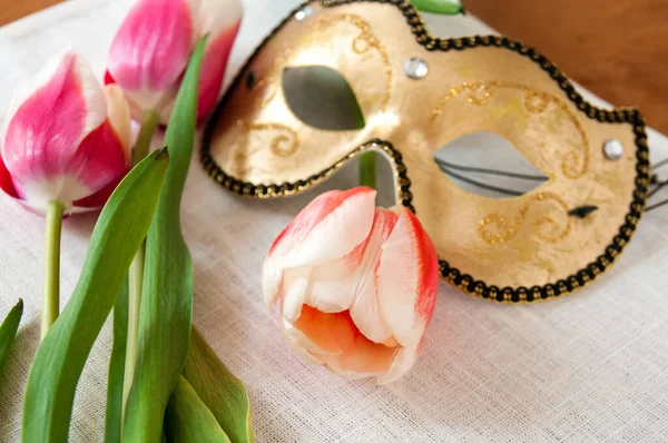 Rote Und Weiße Tulpen Goldene Maske Auf Weißem Leinenstoff — Stockfoto