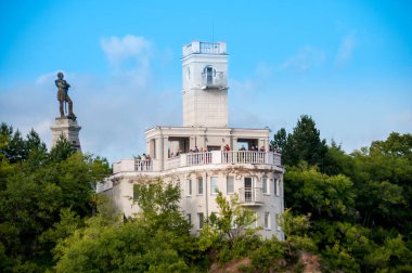 Rusya, Khabarovsk, Ağustos 2019: Khabarovsk şehrindeki Amur Nehri kıyısındaki Muravyov-Amursky anıtı