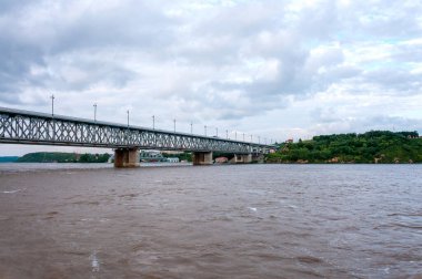 Rusya, Khabarovsk, Ağustos 2019: Yaz aylarında Khabarovsk kentindeki Amur nehri üzerindeki karayolu köprüsü