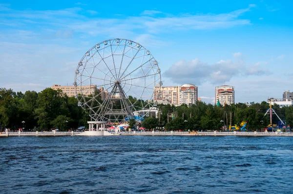 Rusia Khabarovsk Agosto 2019 Rueda Fortuna Orilla Del Río Amur — Foto de Stock