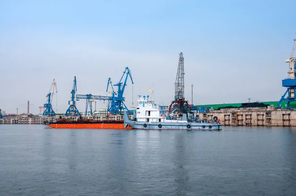 Rusya, Blagoveshchensk, Temmuz 2019: Nehir istasyonu, yükleme işlemleri için vinçler, yazın Blagoveshchensk