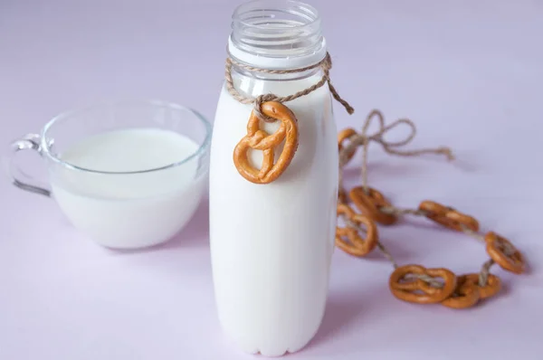Пляшка Кухоль Молочним Печивом Кренделі Струні Рожевому Фоні Сільський Сніданок — стокове фото