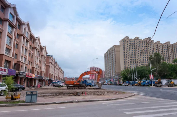 中国黑河 2019年7月 夏季中国黑河市街道住宅区的挖掘机 — 图库照片