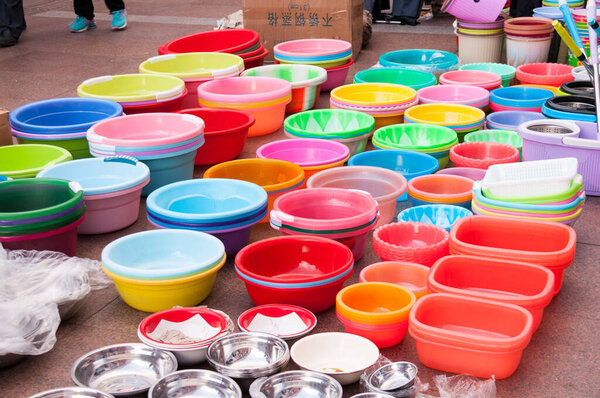 Китай, Хэйхэ, июль 2019 года: продажа пластиковых бассейнов на уличном рынке города Хэйхэ
