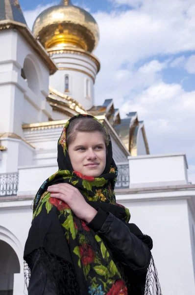 Rosyjska Dziewczyna Szaliku Tle Błękitnego Nieba Kościoła — Zdjęcie stockowe