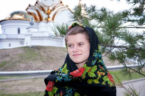 Rosyjska Dziewczyna Szaliku Tle Kościoła — Zdjęcie stockowe