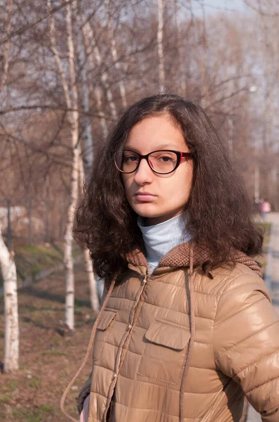Portret Brunetki Okularach Wiosnę Ulicy Parku — Zdjęcie stockowe