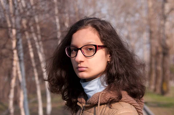 Portret Brunetki Okularach Wiosnę Ulicy Parku — Zdjęcie stockowe