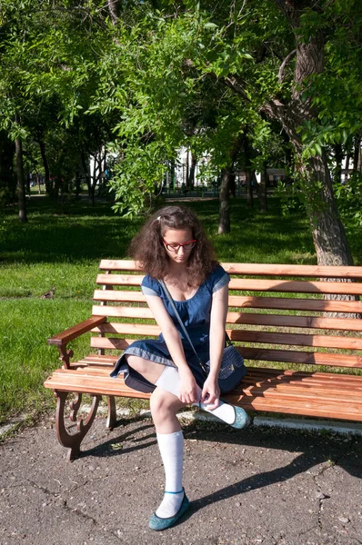 Дівчина Блакитній Сукні Взуття Дерев Яній Лавці Парку — стокове фото