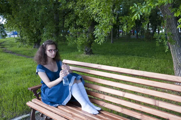 Dziewczyna Siedzi Ławce Parku Butelką Wody — Zdjęcie stockowe