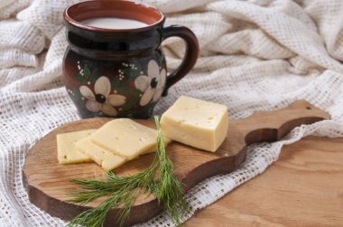 Peynir, dereotu ve sütü masaya koy.