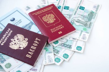 Para üzerinde hesap cüzdanları olan yabancı ve Rus pasaportu.