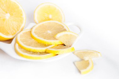 Limon dilimlenmiş bir tabakta