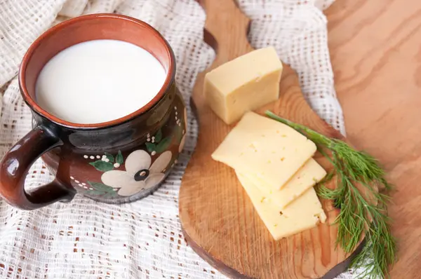 Krug Milch Und Käse Mit Gehacktem Dill — Stockfoto