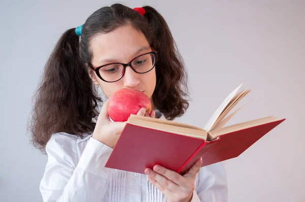 Gadis Makan Apel Dan Membaca Buku — Stok Foto