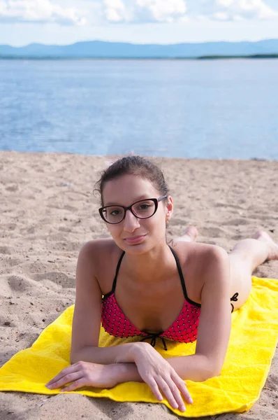 Brunette Met Bril Een Badpak Het Strand — Stockfoto