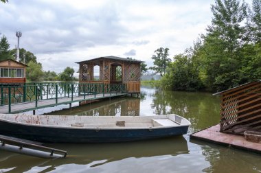 Gölette bir çardak duruyor.