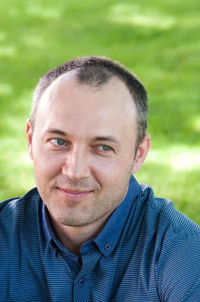 Parktaki orta yaşlı bir adamın portresi.