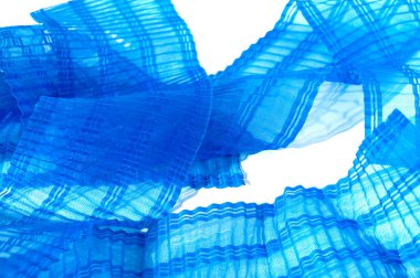 Beyaz arkaplanda mavi kıvrımlı kurdele var.