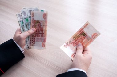 Erkeklerin el sayımı. Büyük banknotlar.