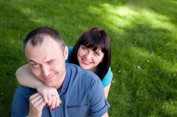 Erkek ve kadın birlikte eğleniyor.