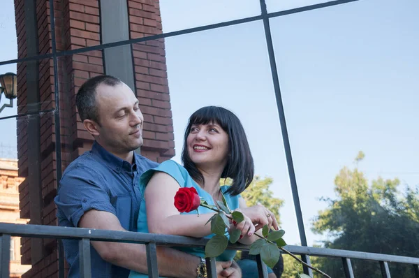 Kadın ve erkek birbirlerine bakıyorlar.