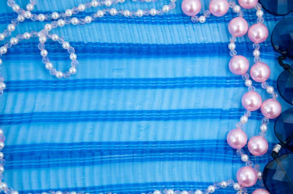 蓝色丝带上的粉红珍珠框架 — 图库照片