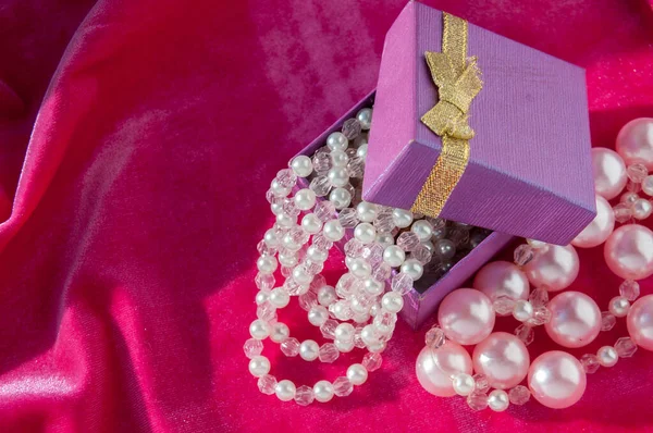 Gift Pink Pearl Strings Crimson Velvet — Stock Photo, Image