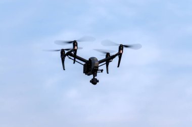 Çin, Heihe, Temmuz 2019: Mavi gökyüzüne karşı havada bir dron