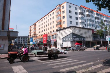 Çin, Heihe, Temmuz 2019: Yazın Heihe şehrinde sokaklar
