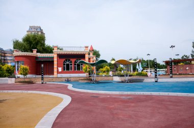 Çin, Heihe, Temmuz 2019: Heihe şehrinde yaz aylarında bir spor sahası bulunan bir park