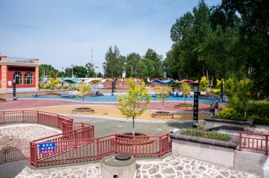 Çin, Heihe, Temmuz 2019: Heihe şehrinde yaz aylarında bir spor sahası bulunan bir park